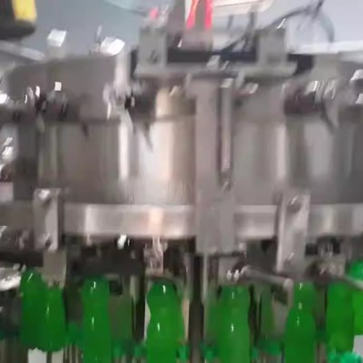 含汽碳酸飲料灌裝機 三合一灌裝機械設備 可灌水、碳酸飲料等