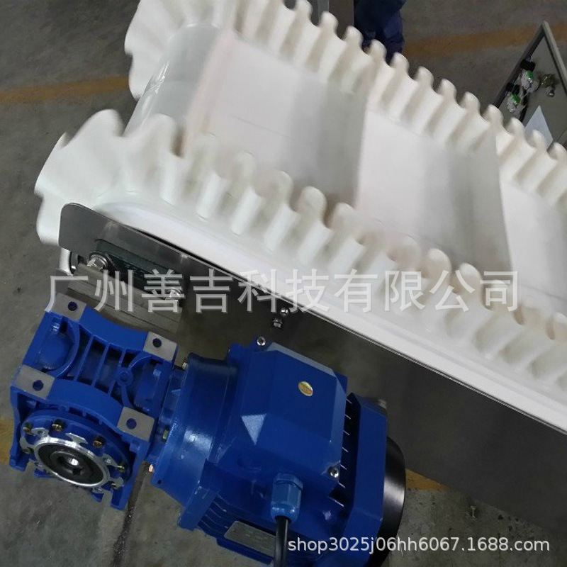 白色帶裙邊皮帶爬坡機10.jpg