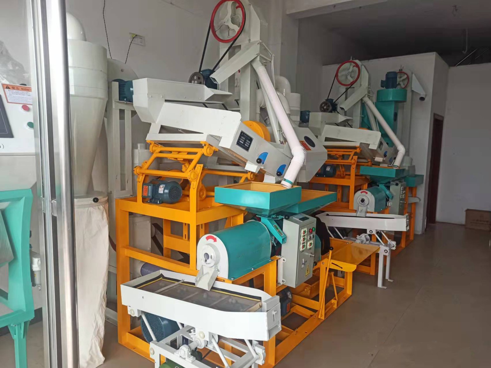 供應(yīng)20型全自動(dòng)大型碾米機(jī) 小麥脫皮磨米機(jī) 超市砂輥打米機(jī)