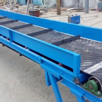 裝車皮帶運(yùn)輸機(jī) 石場橡膠帶運(yùn)輸設(shè)備廠家 規(guī)格齊全